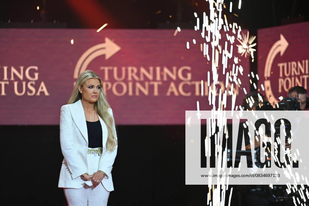 Bilder des Jahres 2025, News September 09 Erika Kirk, widow of conservative political activist and media personality Charlie Kirk, is welcomed to the stage during his memorial service at State Farm Stadium in Glendale, Arizona, on Sunday, Sept. 21, 2025. Charlie Kirk is assassinated at Utah Valley University while speaking at an event on campus on Sept. 10. Following his death, Erika Kirk is named CEO and chair of the board of Turning Point USA. PHO202509211001 EduardoxBarraza