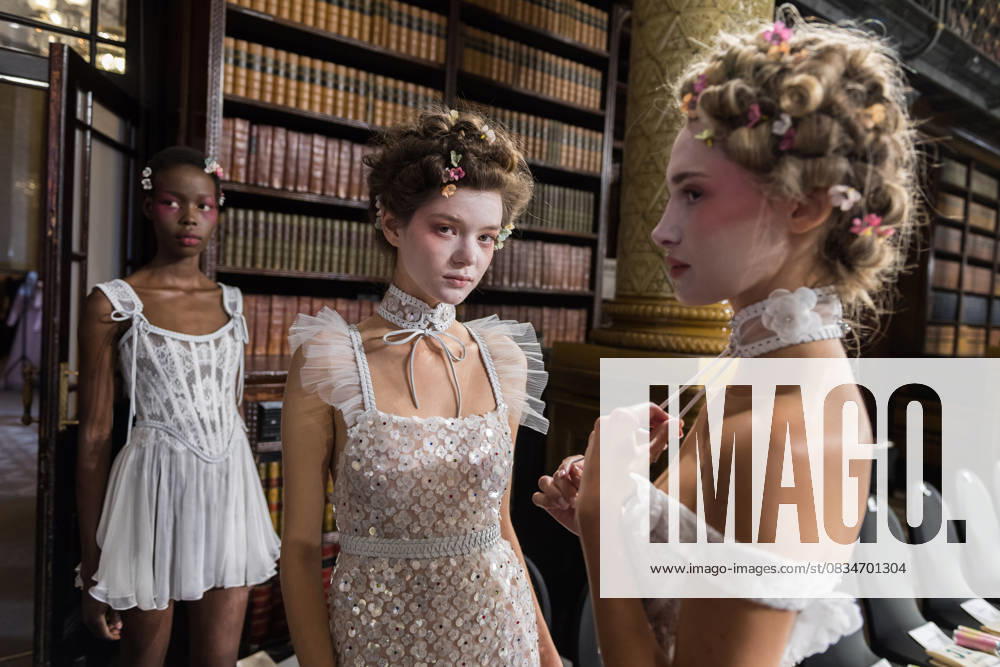 Bilder des Jahres 2025, Entertainment 09 September Aadnevik SS26 Show at London Fashion Week LONDON, UNITED KINGDOM - SEPTEMBER 21: Models pose backstage ahead of Aadnevik Spring Summer 2026 show a la memoire de Marie Antoinette the last Queen at The Royal Horseguards Hotel as part of London Fashion Week in London, United Kingdom on September 21, 2025. Wiktor Szymanowicz Anadolu London United Kingdom. Editorial use only. Please get in touch for any other usage.