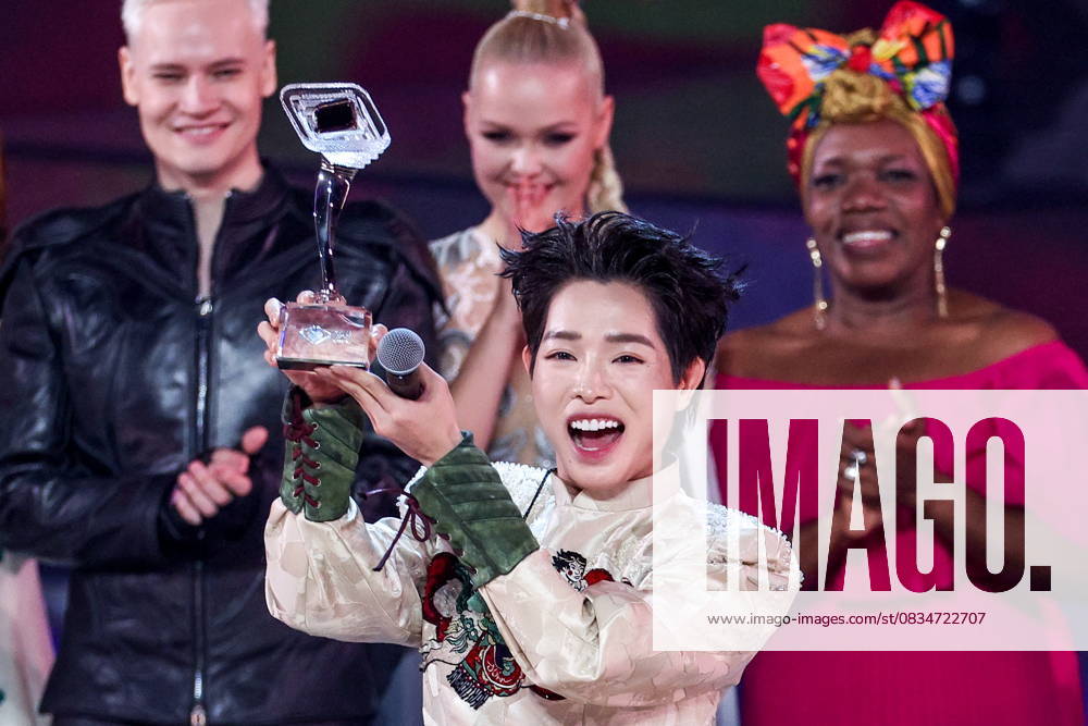 Bilder des Jahres 2025, Entertainment 09 September RUSSIA, MOSCOW - SEPTEMBER 21, 2025: Singer Duc Phuc representing Vietnam (front) wins the Intervision 2025 International Song Contest at the Live Arena Concert Hall. TASS Host Photo Agency for the Intervision Contest Moscow Russia - ZUMAt113 20250921_zaa_t113_118