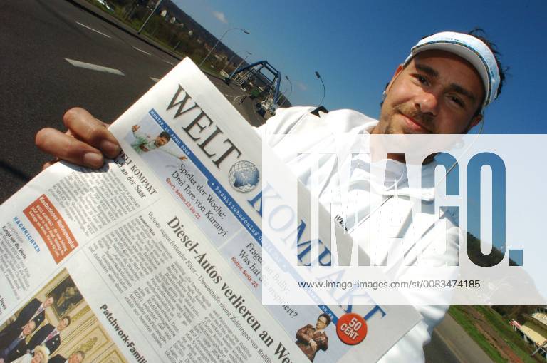 Sacha Beauvoir distributes the newspaper Welt kompakt on Monday 11.04.2005 at the Eastern Barrage in Saarbrücken The Bild newspaper and the world will launch their own regional editions on Monday in the Saarland The Springer Newspapers Bild Saarland and Welt Kompakt Saar thus enter the competition for the Saarbrücker Zeitung and since March 31 of this year appear 20 cents both from the publishing house Holt