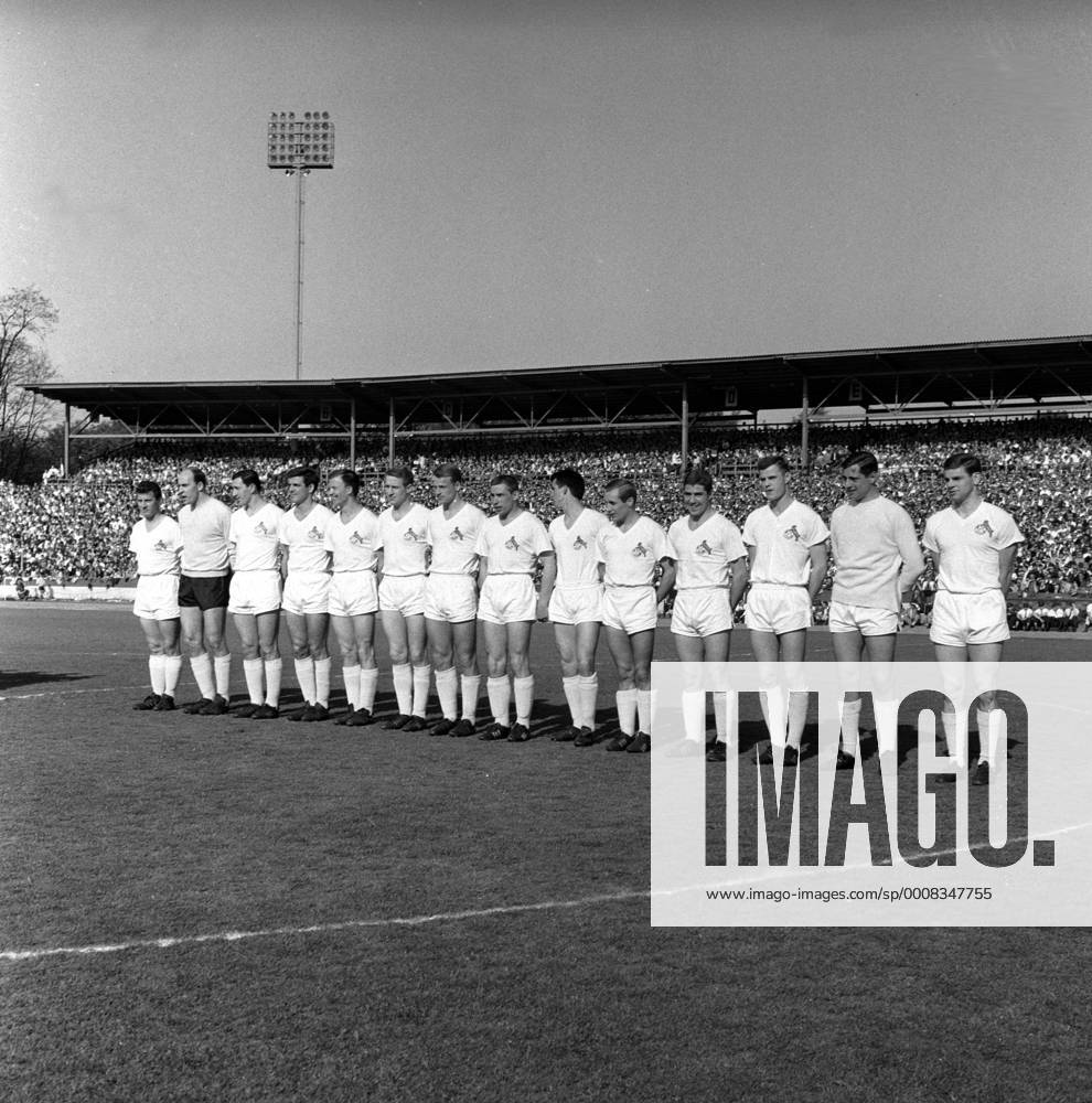 Mannschaftsvorstellung 1. FC Köln, v.li.: Hans Schäfer, Torwart Fritz Ewert, Hans Sturm, Leo Wilden, Helmut Benthaus, Christian Müller, Karl Heinz Thielen, Fritz Pott, Wolfgang Overath, Heinz Hornig, Anton Regh und die Ersatzspieler Matthias Hemmersbach, Torwart Toni Schumacher und Wolfgang Weber Mannschaftsfoto Totale Kader