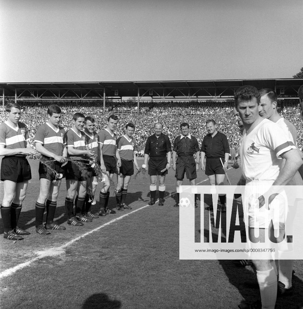 Begrüßung vor dem Spiel mit Helmut Benthaus (re.), Hans Schäfer (2.v.re., beide 1. FC Köln) und den Stuttgarter Spielern, v.li.: Rudi Entenmann, Hans Arnold, Gerhard Wanner, Rolf Geiger, Theodor Hoffmann, Dieter Höller