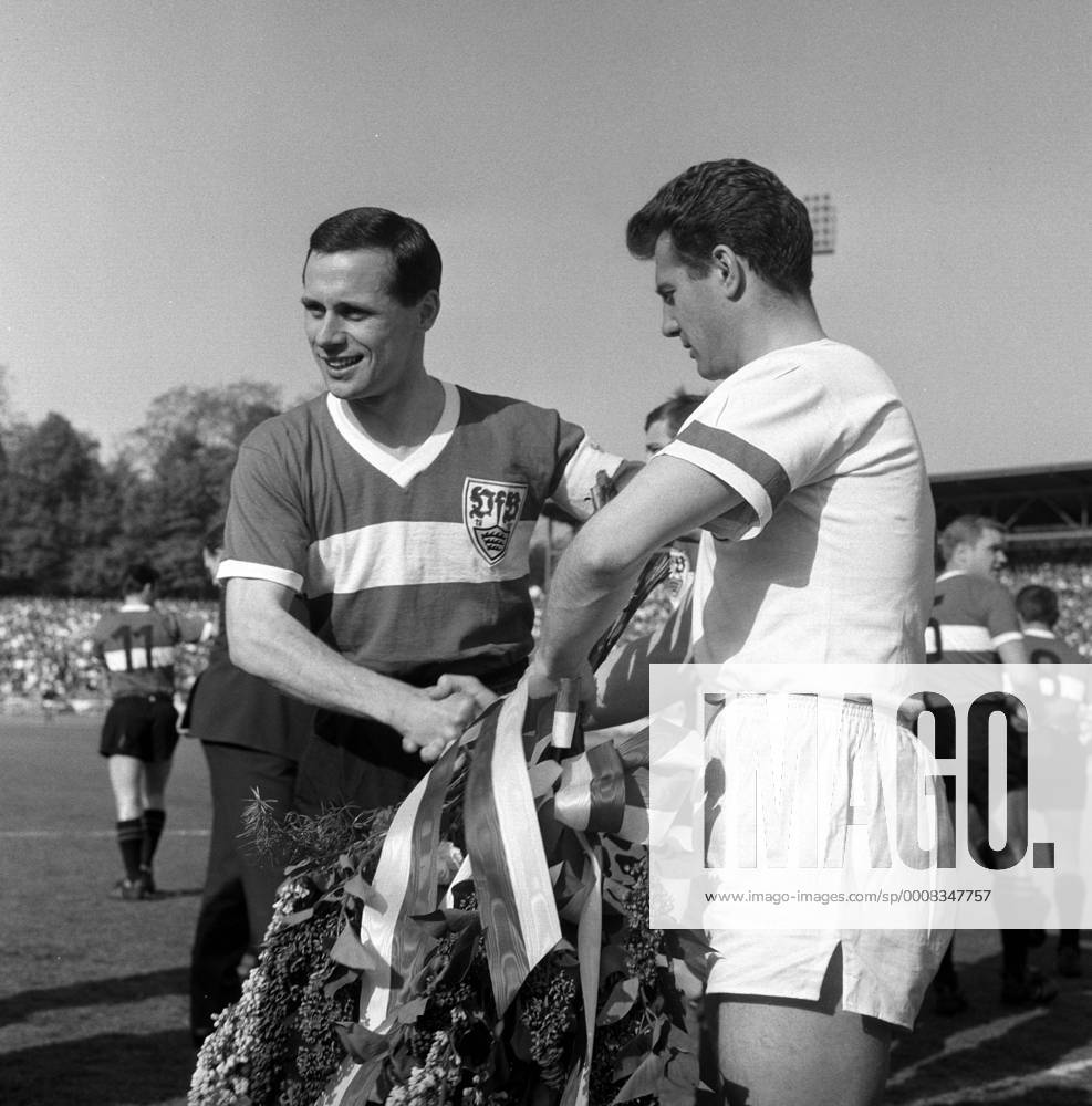 Fußball, 1. FC Köln, Deutscher Meister 1964 Günter Seibold (VfB Stuttgart, li.) und Hans Schäfer (1. FC Köln) - Shake Hands shake hands, shakehands