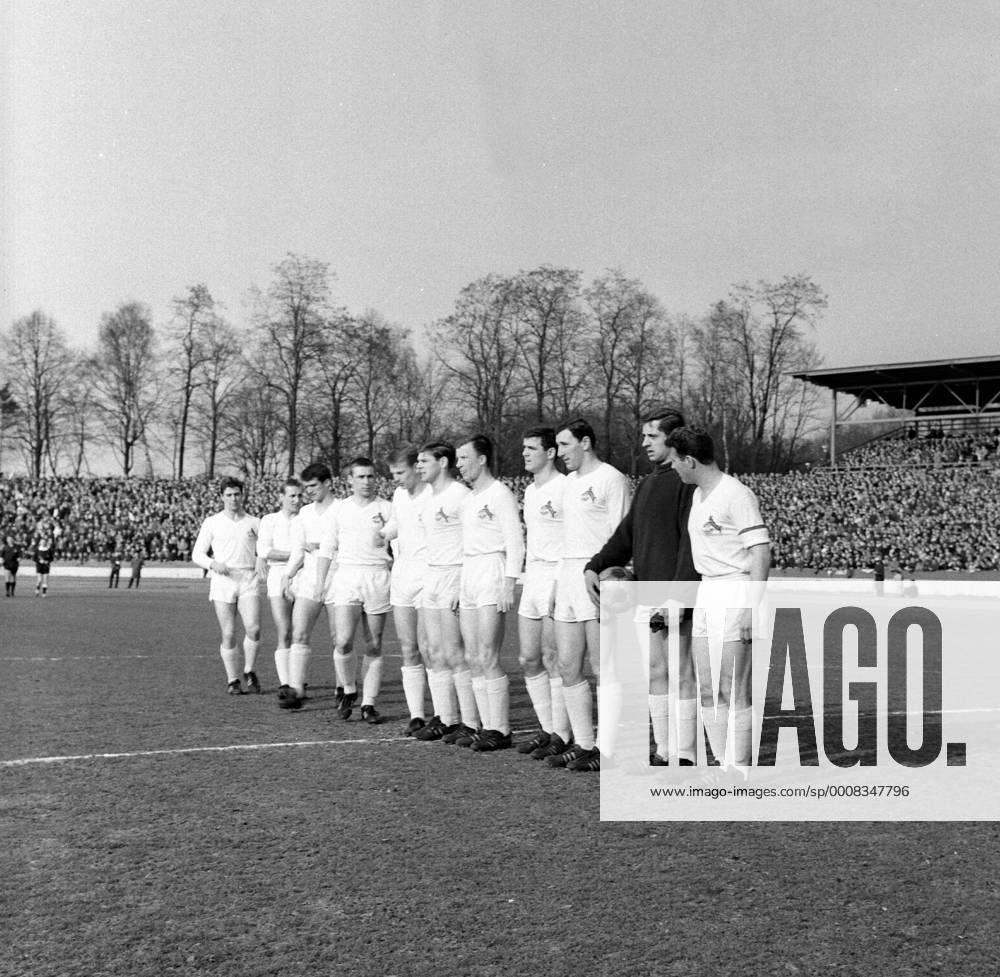Mannschaftsvorstellung 1. FC Köln, v.re.: Hans Schäfer, Torwart Toni Schumacher, Hans Sturm, Leo Wilden, Helmut Benthaus, Wolfgang Weber, Karl Heinz Thielen, Fritz Pott, Wolfgang Overath, Heinz Hornig, Anton Regh Mannschaftsfoto Totale