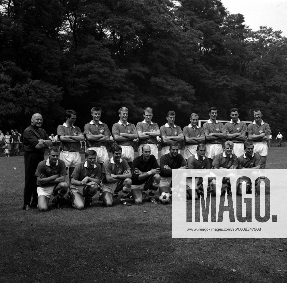 Kader 1. FC Köln 1963 1964, hi.v.li.: Trainer Georg Knöpfle, Wolfgang Overath, Matthias Hemmersbach, Karl Heinz Thielen, Christian Müller, Hans Schäfer, Heinz Hornig, Leo Wilden, Hans Sturm, Helmut Benthaus, vorn: Jürgen Rumor, Wolfgang Weber, Toni Regh, die Torhüter Fritz Ewert und Anton Toni Schumacher, Georg Stollenwerk, Karl Heinz Ripkens, Fritz Pott Präsentation, Pressetermin, Kader Mannschaftsfoto Totale