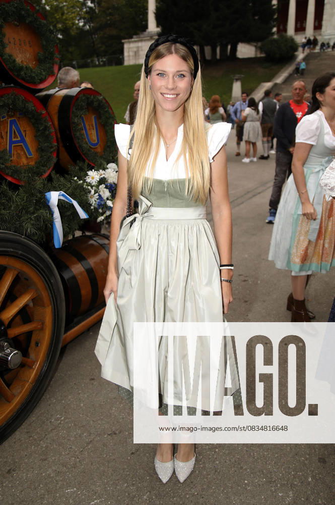 Selina Söder at the Regines Damenwiesn in the Schützen tent at the 190 Oktoberfest 2025 on the Theresienwiese Munich, 22 09 2025 Foto:xAgenturxWehnertx xGränzdörferx xFuturexImagex damenwiesn_5821