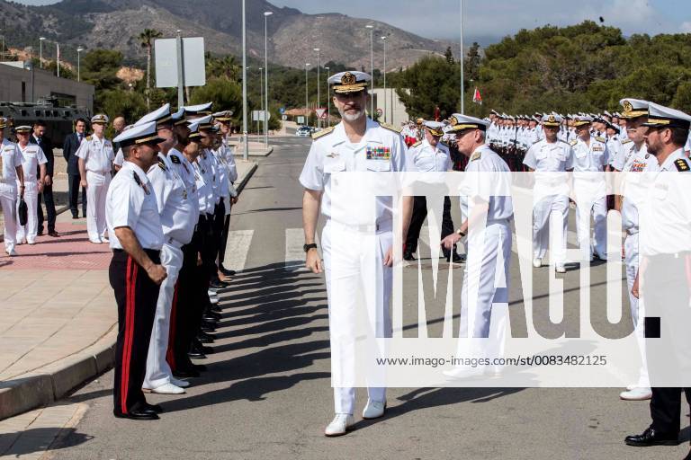 King Felipe VI (c) visits the Naval Academy General Albacete and Fuster and the Naval Diving School in Cartagena, Murcia, Spain, 30 May 2018. King Felipe VI visits Naval Academies in Cartagena !ACHTUNG: NUR REDAKTIONELLE NUTZUNG!