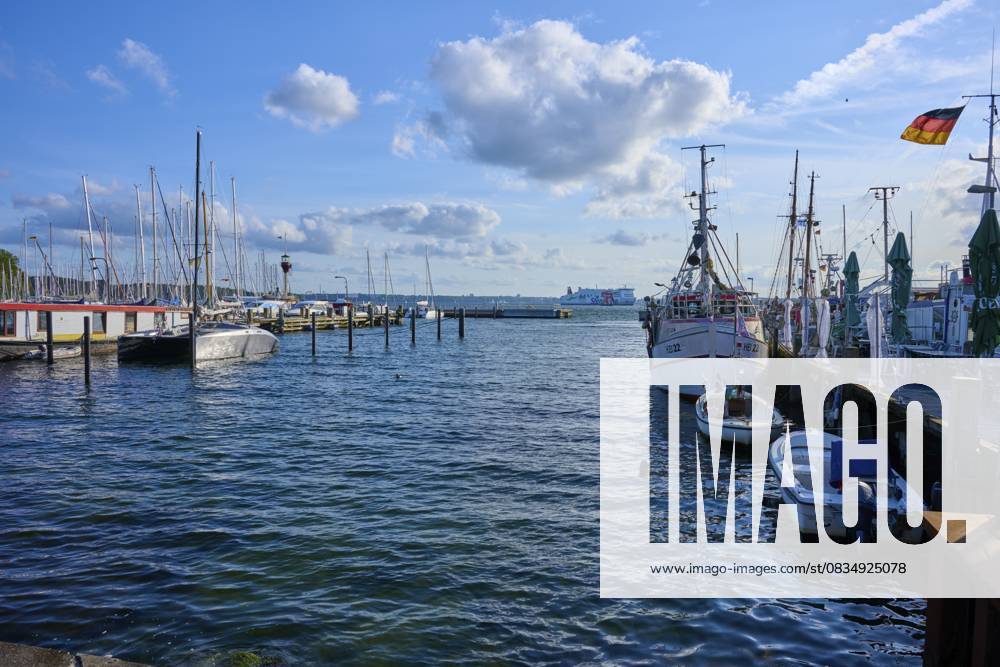 Hafenansicht mit festgemachten Booten und wehendem Wind unter blauem Himmel, Heikendorf, Kreis Plön, Kieler Förde, Schleswig-Holstein, Deutschland Harbour view with moored boats and blowing wind under a blue sky, Heikendorf, Plön district, Kiel Fjord, Schleswig-Holstein, Germany