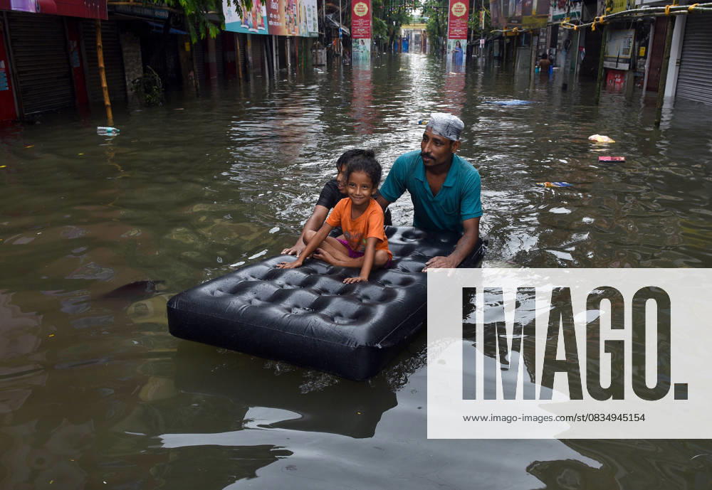 Bilder des Jahres 2025, News September 09 Commuters wade through waterlogged streets of Kolkata on a mattress. Kolkata, Sep 23 (ANI): Commuters wade through waterlogged streets of Kolkata on a mattress after heavy rainfall, in Kolkata, on Tuesday KOLKATA West Bengal India