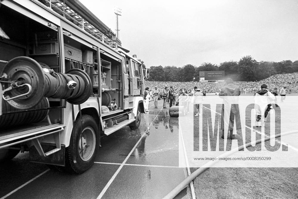 Zwischenrunde der Fussball WM 1974 im Waldstadion in Frankfurt am Main - BR Deutschland (BRD) - Polen - Die Platzverhältnisse ermöglichen lediglich eine Wasserschlacht, auch wenn etliche Helfer ihr Möglichstes geben Totale Vsw