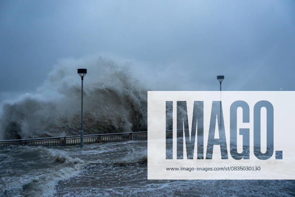 Bilder des Jahres 2025, News September 09 Hong Kong During Typhoon Ragasa Waves splashing onto a promenade flooding the area at Heng Fa Chuen as Typhoon Ragasa passes through on September 24, 2025 in Hong Kong. Typhoon Ragasa is passing through hong kong, the Hong Kong Observatory has issued the typhoon signal no.10. (Photo by Vernon Yuen Nexpher Images)