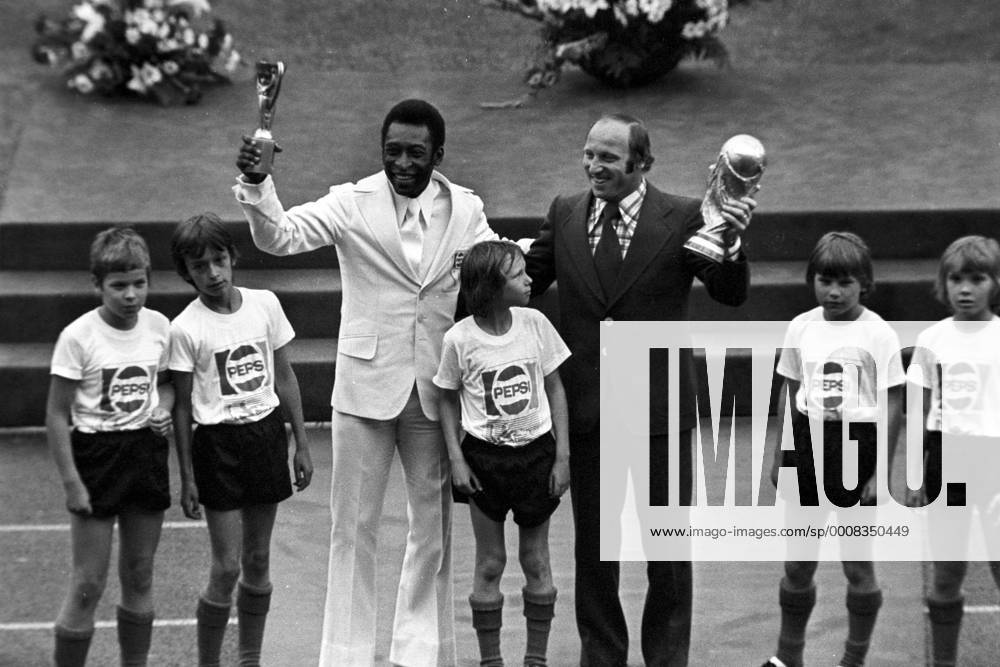 Eröffnungsfeier der WM 1974: Pele (Brasilien, li.) präsentiert den alten Coupe Jules Rimet, den die Brasilianer als dreifacher Weltmeister behalten dürfen, während daneben Uwe Seeler (BR Deutschland) bereits den neuen Weltpokal bereit hält Vsw Pokal Trophäe Objekt Weltmeisterpokal Freude Sponsor Werbung Wirtschaft Pepsi