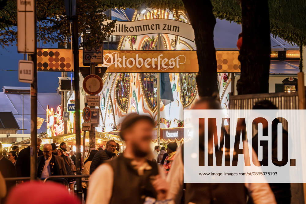 Welcome to the Oktoberfest, Wiesn visitors at the main entrance of the Wiesn, in the evening, September 2025 Germany, Munich, September 2025, Oktoberfest 2025, Welcome to the Oktoberfest, main entrance of the Wiesn, Wiesn visitors in the evening, Bavarian, folk festival, Bavaria,