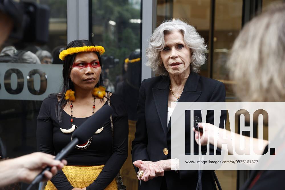 Bilder des Jahres 2025, Entertainment 09 September American actress Jane Fonda (R) speaks alongside Waorani leader Nemonte Nenquimo (L) during a press conference in New York, USA, 24 September 2025. Fonda, Mexican actor Eugenio Derbez, and other celebrities have joined a campaign to protest against the Ecuadorian government and its oil plans, which pose a threat to the Amazon. Jane Fonda and Eugenio Derbez join forces in a campaign against Ecuador s oil plans !ACHTUNG: NUR REDAKTIONELLE NUTZUNG!