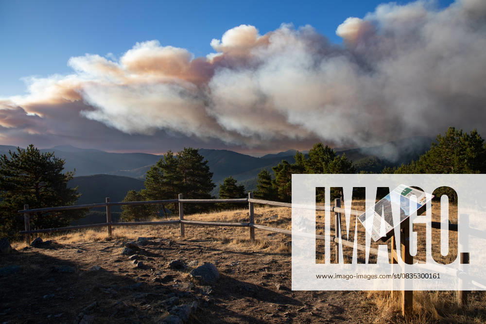 Bilder des Jahres 2025, News September 09 The fire in the surroundings of Pico del Lobo Guadalajara burns more than 700 hectares View of the fire in the surroundings of Pico del Lobo, from the Mirador del Pico del Lobo, on September 26, 2025, in Penalba de la Sierra, Guadalajara, Castilla La Mancha Spain The fire declared last Sunday because of a lightning strike, in a place of Pico del Lobo, in the Guadalajara district of Penalba de la Sierra, continues active and at level 1 after burning more than 700 hectares of scrubland and pine forest in an area of high mountains and difficult access 26 SEPTEMBER 2025 FIRE FOREST FIRE LIGHTNING PICO DEL LOBO CALCINATION CALCINA GUADALAJARA PUERTO DE LA QUESERA RIAZA SEGOVIA CASTILLA LEÓN CASTILLA LA MANCHA Spain