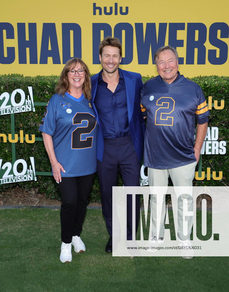 Los Angeles premiere of Hulu s Chad Powers at the Rose Bowl Stadium Featuring: Cyndy Powell, Glen Powell, Glen Powell Sr. Where: Los Angeles, California, United States When: 25 Sep 2025 Credit: Faye s Vision Cover Images . NOT FOR USE BY NEWSPAPERS BASED IN THE UK.