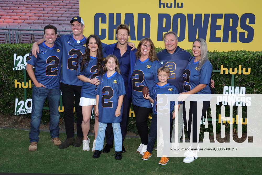Los Angeles premiere of Hulu s Chad Powers at the Rose Bowl Stadium Featuring: Cyndy Powell, Glen Powell, Glen Powell Sr. Where: Los Angeles, California, United States When: 25 Sep 2025 Credit: Faye s Vision Cover Images . NOT FOR USE BY NEWSPAPERS BASED IN THE UK.