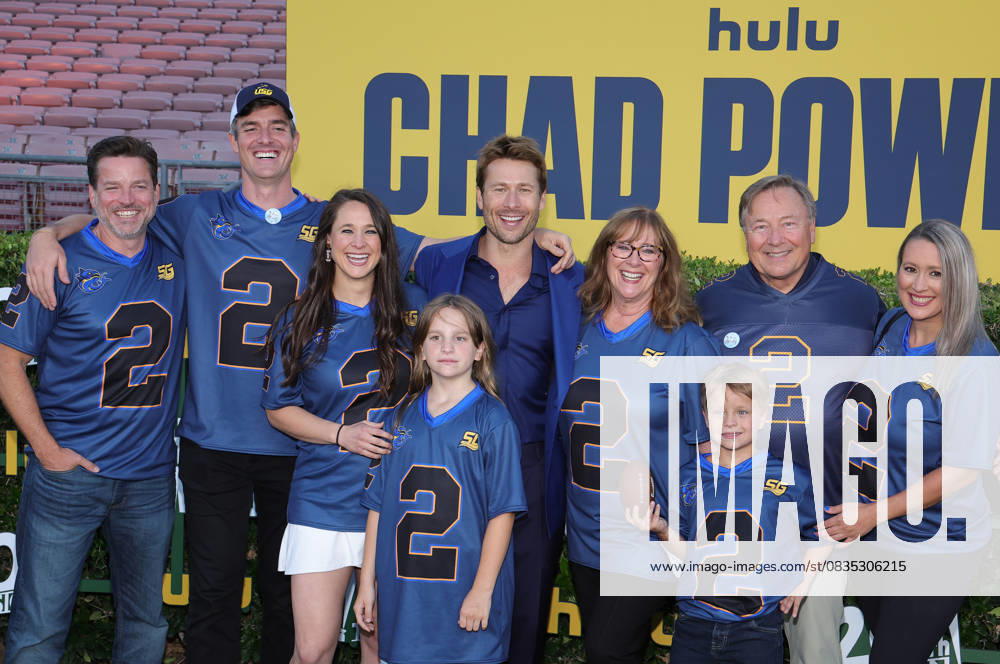 Los Angeles premiere of Hulu s Chad Powers at the Rose Bowl Stadium Featuring: Cyndy Powell, Glen Powell, Glen Powell Sr. Where: Los Angeles, California, United States When: 25 Sep 2025 Credit: Faye s Vision Cover Images . NOT FOR USE BY NEWSPAPERS BASED IN THE UK.