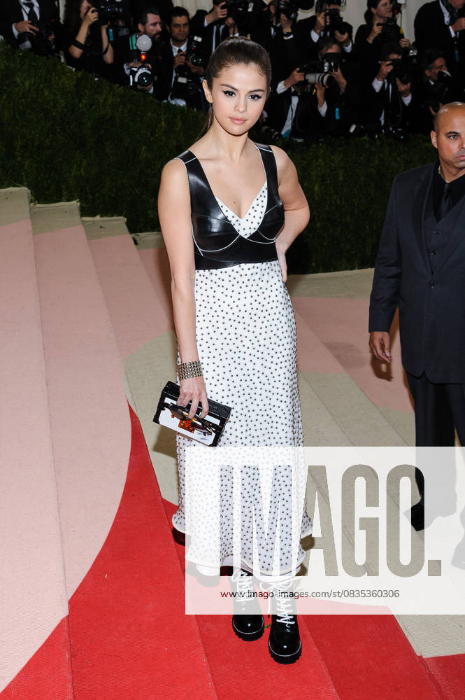 Metropolitan Museum of Art Costume Institute Gala: Manus x Machina: Fashion in the Age of Technology May 2, 2016 - New York, NY, United States - 02 May 2016 - New York, New York - Selena Gomez. Metropolitan Museum of Art Costume Institute Gala: Manus x Machina: Fashion in the Age of Technology. Photo Credit: Christopher Smith AdMedia