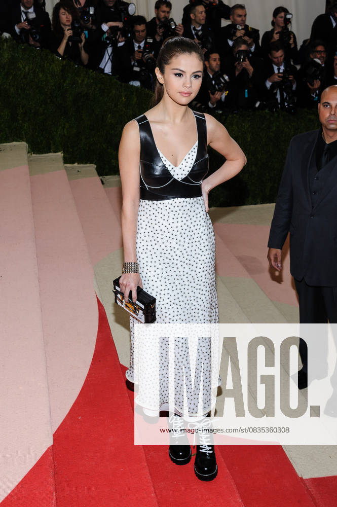 Metropolitan Museum of Art Costume Institute Gala: Manus x Machina: Fashion in the Age of Technology May 2, 2016 - New York, NY, United States - 02 May 2016 - New York, New York - Selena Gomez. Metropolitan Museum of Art Costume Institute Gala: Manus x Machina: Fashion in the Age of Technology. Photo Credit: Christopher Smith AdMedia