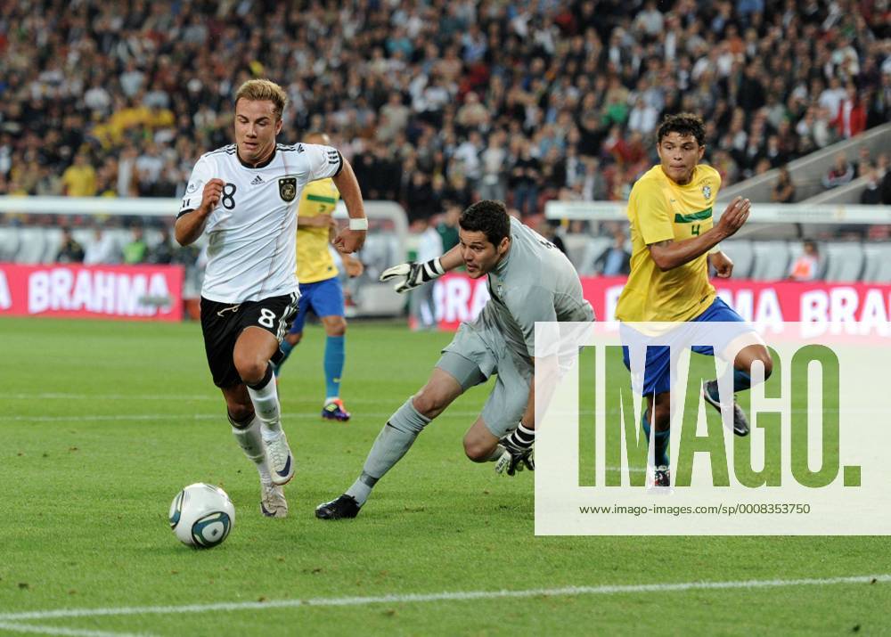 Fussball Länderspiel, DEUTSCHLAND - BRASILIEN 3-2 Mario Götze (Deutschland), li., umspielt Torhüter Julio Cesar (Brasilien) und erzielt das Tor zum 2-0, Thiago Silva (re.) kann nicht mehr eingreifen