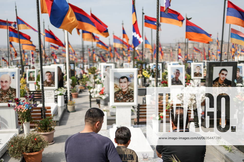 Bilder des Jahres 2025, News September 09 ARMENIA, YEREVAN - SEPTEMBER 27, 2025: People lay flowers on the graves at Yerablur Military Pantheon during the commemoration of the 5th anniversary of the Second Nagorno Karabakh War (also known as the 44-Day Artsakh War) Yerevan Armenia - ZUMAt113 20250927_zaa_t113_019