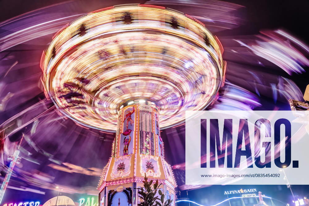 Bilder des Jahres 2025, News September 09 Oktoberfest 2025, Wiesngaudi im Karussell Wellenflug, Freitagabend, München, 26. September 2025 Deutschland, München, September 2025, Oktoberfest 2025, Wiesngaudi im Karussell Wellenflug Fahrgeschäft, die Langzeitbelichtung lässt die Bewegungen verwischen, Freitagabend, bayerisch, Volksfest, Wochenende, Bayern,