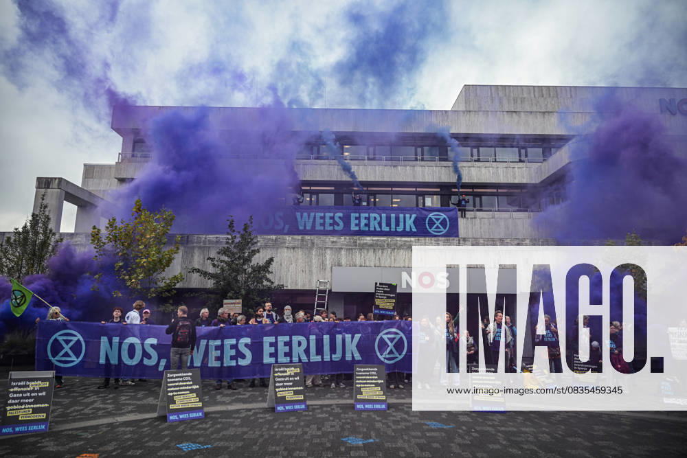 Climate activists in Netherlands protest NOS bias on Gaza HILVERSUM, NETHERLANDS – SEPTEMBER 27: Extinction Rebellion activists gather at the Media Park in front of the NOS headquarters, during a protest accusing the public broadcaster of biased and misleading coverage, in Hilversum, Netherlands on September 27, 2025. The action is part of XR’s Wees Eerlijk (Be Honest) campaign, calling on NOS to take responsibility as a publicly funded broadcaster. Earlier that morning, posters were placed at the Hilversum Media Park metro station urging journalists to Use press freedom to stay alert . XR stressed the urgent need for fair and truthful reporting, especially on Gaza and the climate crisis. Mouneb Taim Anadolu Hilversum Netherlands. Edit