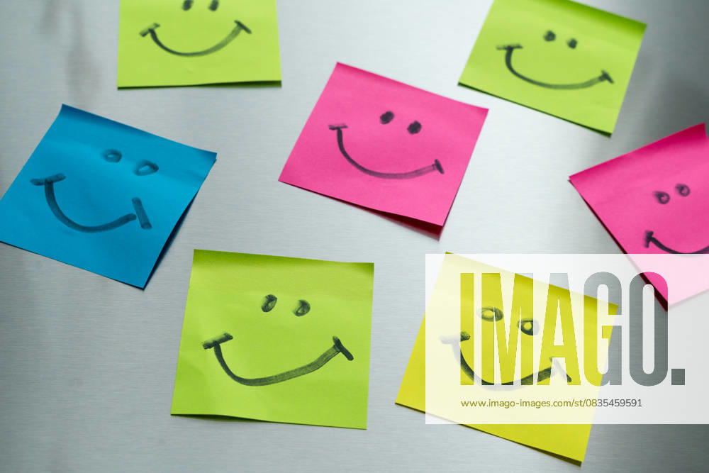 Colorful Klebezettel notes with smiling faces symbolize job satisfaction, a positive working atmosphere, and motivation in everyday working life.