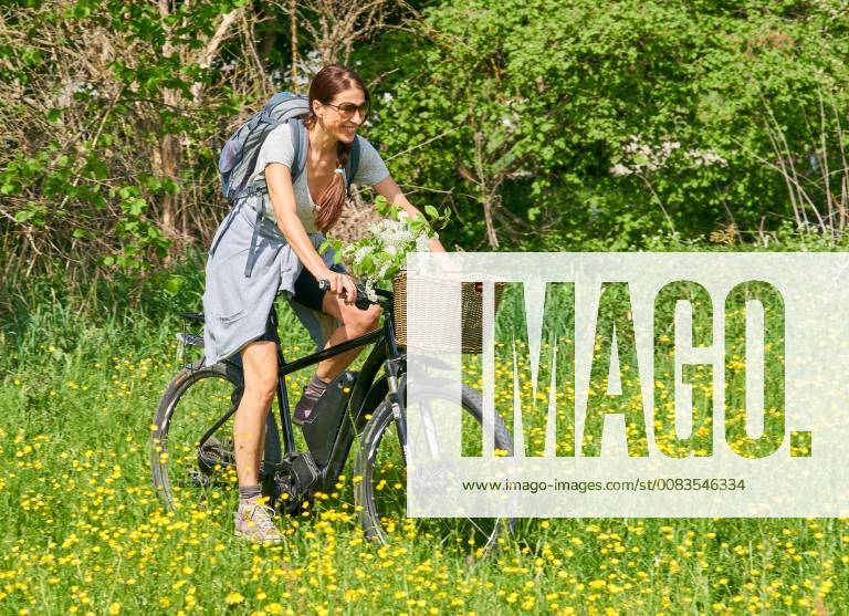 MODEL RELEASED Junge Frau macht eine Radtour auf einem eBike, Mountainbike in Pfaffenhofen an der Ilm, Deutschland am 29.04.2018