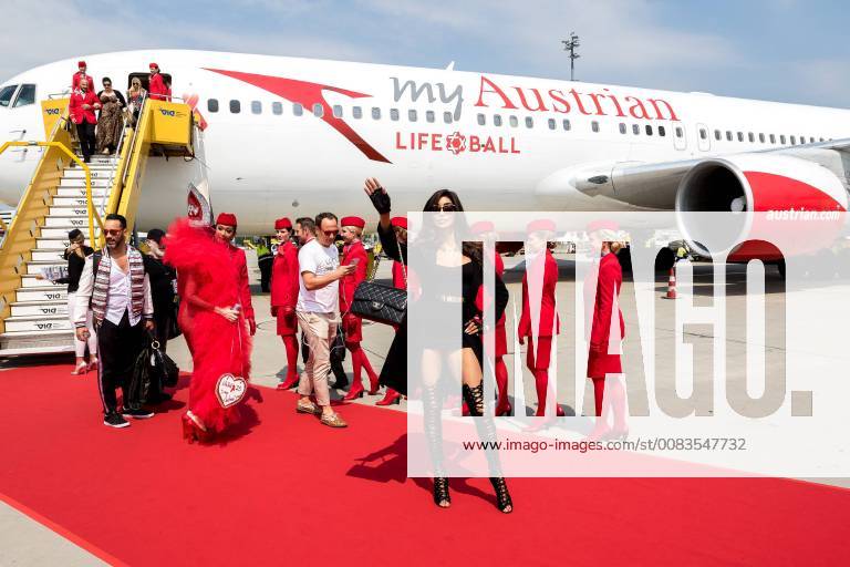 Wien 01 06 2018 Flughafen Wien AUT Landing of the Life Ball flyer in the picture Yasmine Petty in front of the Life Ball plane Yasmine Petty in front of the Life Ball airplane at the airport in Vienna Austria on 2018 06 01 EX_PUC