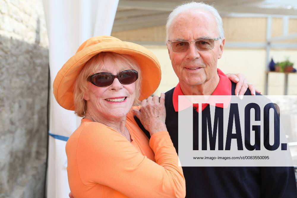 Elke Sommer during a golf tournament in Mühlberg with footballer Franz Beckenbauer