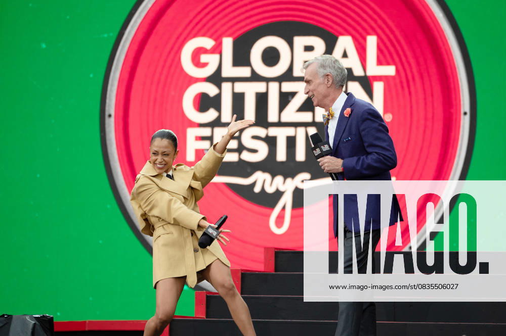 Bilder des Jahres 2025, Entertainment 09 September NEW YORK, NY SEPTEMBER 27: Liza Koshy and Bill Nye on stage during the 2025 Global Citizen Festival at Central Parks Great Lawn in New York City on September 27, 2025.