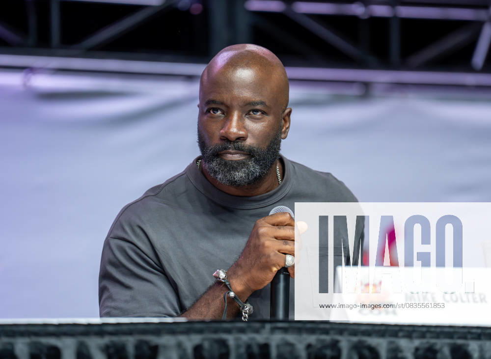 Mike Colter answering fan questions during his LA Comic Con panel at the Los Angeles Convention Center in Downtown LA on September 28, 2025. Los Angeles USA - ZUMAt169 20250927_zep_t169_020