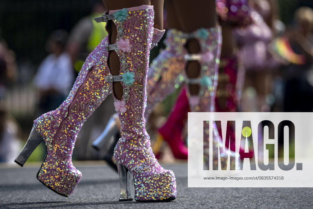 Bilder des Jahres 2025, News September 09 A performer representing Bolivia wear sparkle boots while dancing down Constitution Avenue during the Fiesta DC parade in Washington, DC on Sunday, September 28, 2025. Fiesta DC, the largest Latino festival in the region, returned to DC as other Hispanic Heritage Months events were cancelled due to immigration enforcement fears. WAP20250928311 BONNIExCASH