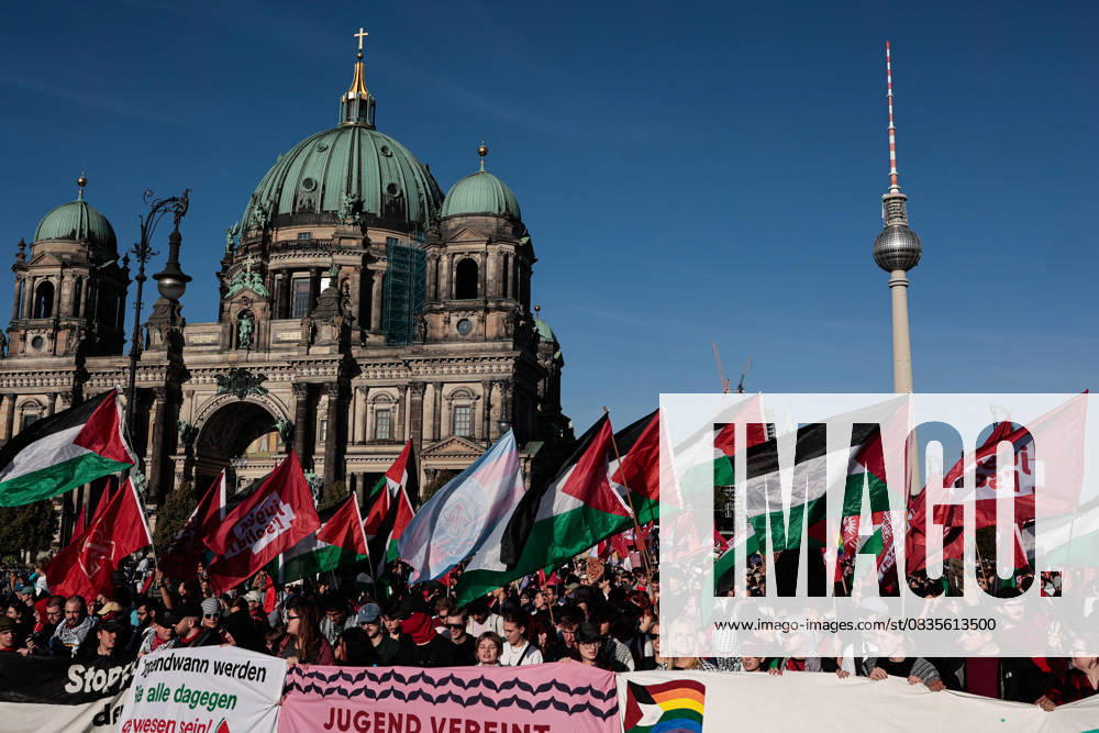 Bilder des Jahres 2025, News September 09 September 27, 2025, Berlin, Germany: Protesters hold banners and Palestinian Flags during the demonstration. Around 60,000 100,000 people marched in Berlin under the slogans All Eyes on Gaza and Stop the Genocide, demanding a ceasefire, peace talks, and an end to German arms exports to Israel. Protesters carried Palestinian flags and banners, while police deployed 1,800 officers to maintain order. Organizers accused the German government of supporting Israels actions in Gaza, which they described as genocide. Smaller counter-demonstrations also took place, including pro-Israel rallies. Berlin Germany - ZUMAs197 20250927_aaa_s197_567