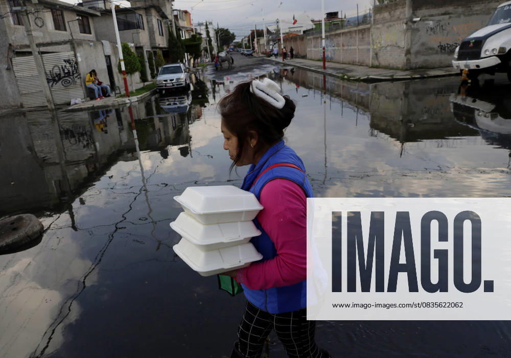 Bilder des Jahres 2025, News September 09 Rains Cause Severe Damage In The Tlahuac Municipality, Mexico City Pedestrians walk through flooded streets in the southern end of the Tlahuac borough of Mexico City, Mexico, on September 28, 2025, after heavy rains hit the capital, causing serious damage in the area. Mexico City Mexico City Mexico