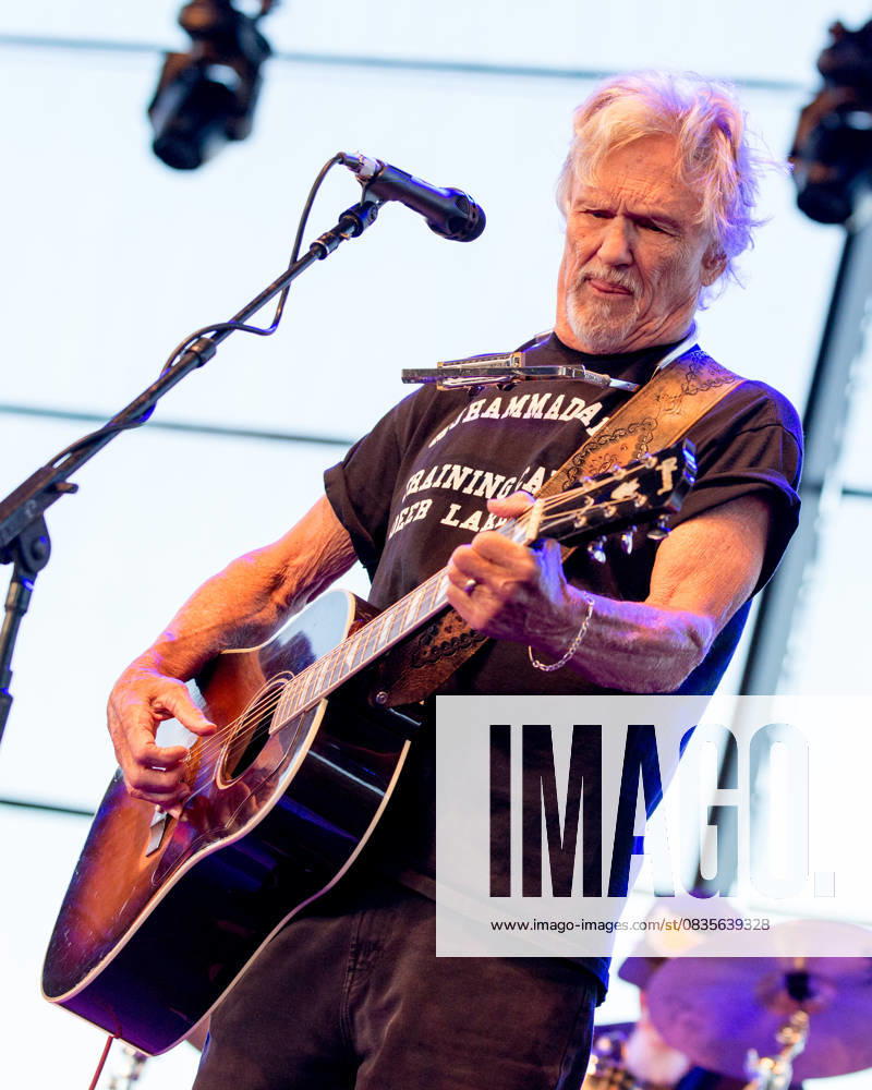 KRIS KRISTOFFERSON American Country Singer Superstar 1936-2024 KRIS KRISTOFFERSON (June 22, 1936 - September 28, 2024) a Rhodes scholar with a deft songwriting style and rough charisma who became a country music superstar and A-list Hollywood actor, has died at 88. FILE PHOTO: June 29, 2016, Milwaukee, Wisconsin, USA: Musician KRIS KRISTOFFERSON performs live at Henry Maier Festival Park during Summerfest 2016.
