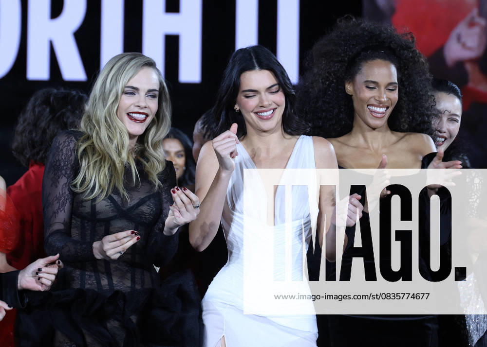 Bilder des Jahres 2025, Entertainment 09 September Cara Delevingne, Kendall Jenner, Cindy Bruna au défilé LOREAL Collection Prêt à Porter Printemps Été 2026 lors de la Fashion Week de Paris PFW , le 29 Septembre 2025 Denis Guignebourg Bestimage Celebrities at LOREAL Fashion show ready to wear collection Spring Summer 2026 during Paris Fashion Week on 26 September, 2025 Paris France