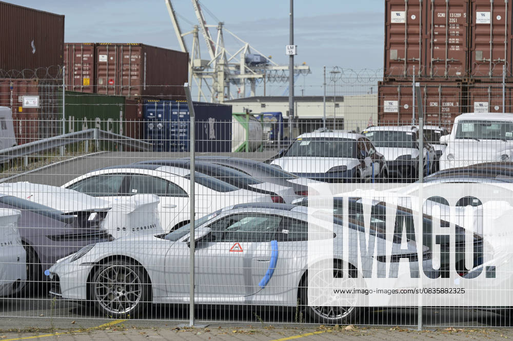 DEUTSCHLAND, Hamburg, Hafen, Autoterminal HHLA Oswaldkai für Autoimport und Autoexport, Porsche Sportwagen für Export Hamburg Germany