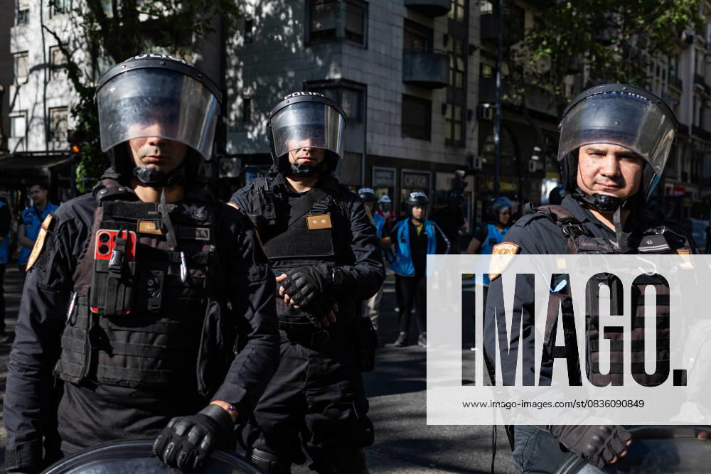 Police block the street as retirees march on Argentinaâ€⠢s National Congress to protest President Javier Mileiâ€⠢s austerity measures. Buenos Aires Argentina - ZUMAp265 20251001_zip_p265_006