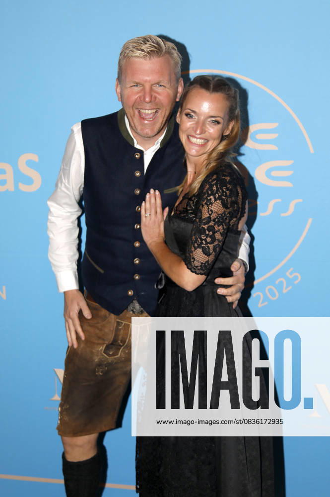 Deborah Müller with husband Oliver Hill at the 1 Fine Time Business Club Oktoberfest at the Käfer flagship store in Munich, 02 10 2025 Foto:xAgenturxWehnertx xGränzdörferx xFuturexImagex business_oktoberfest_5001