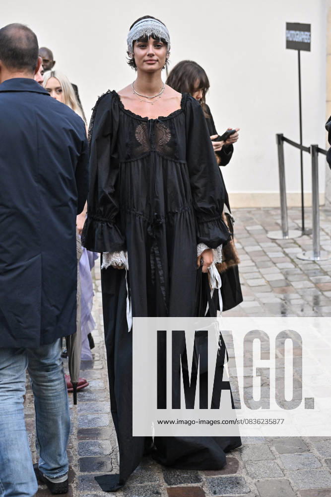 PFW Ann Demeulemeester Outside Arrivals Taylor Hill arriving at Ann Demeulemeester show during Paris Fashion Week in Paris, France on October 4, 2025. Photo by Julien Reynaud APS-Medias ABACAPRESS.COM Paris France