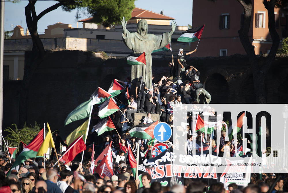 Photo IPP Diego Nangano Cappello Rome 04 10 2025 National Pro Palestine demonstration in the photo demonstrators marching in support of Palestine Italy Photo Press World Copyright