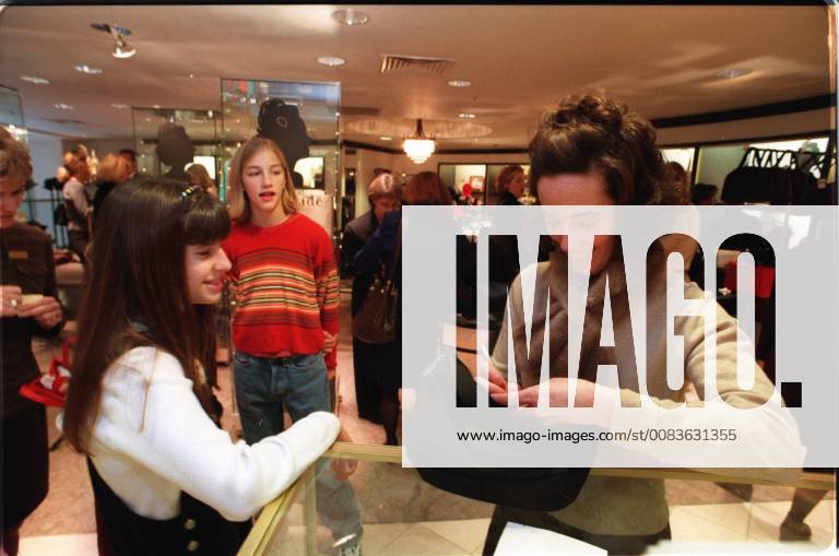 USA - Kate Spade, a Kansas City native and handbag designer (right), visits Halls Plaza in December 1997. USA - ZUMAm67_ 19971214_zaf_m67_001