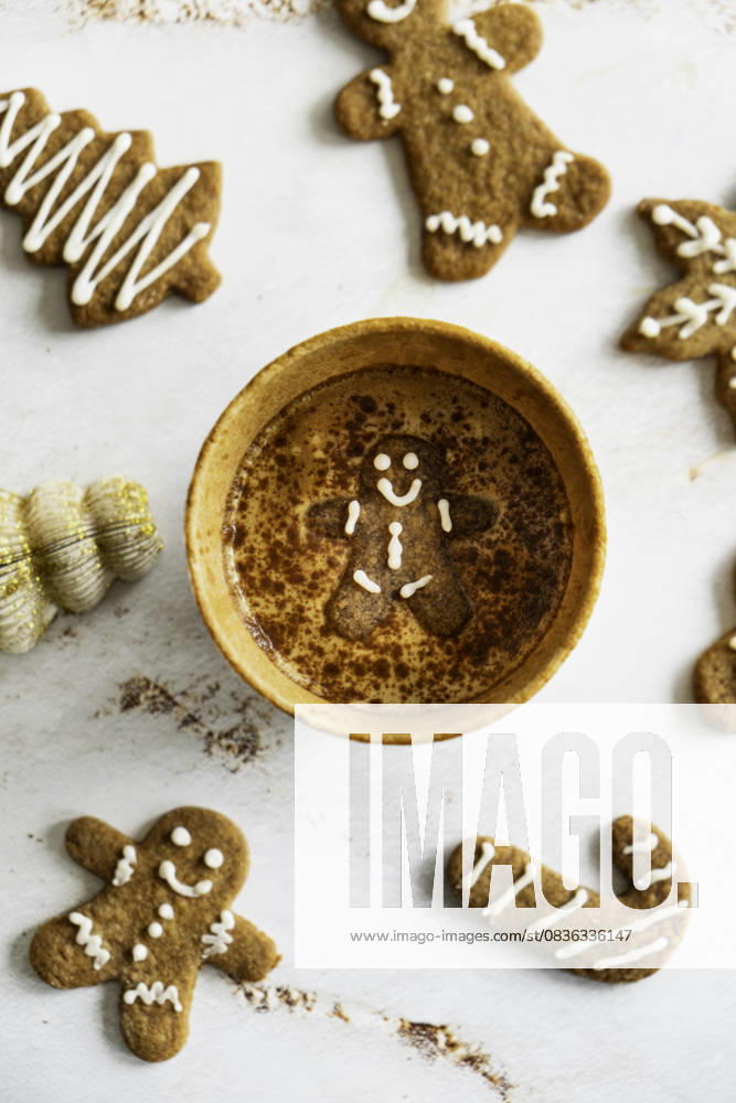 IMAGO Creative, Weihnachten, Food, Backen, Lebkuchen Festive hot chocolate with gingerbread man H?wera, Taranaki Region, New Zealand CR_LVBS251005-1848053-01