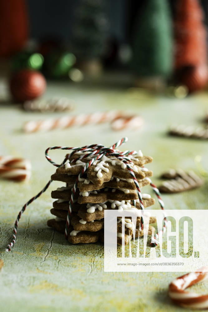 IMAGO Creative, Weihnachten, Food, Backen, Lebkuchen Festive stack of tree-shaped gingerbread cookies tied with string H?wera, Taranaki Region, New Zealand R_LVBS251005-1848050-01