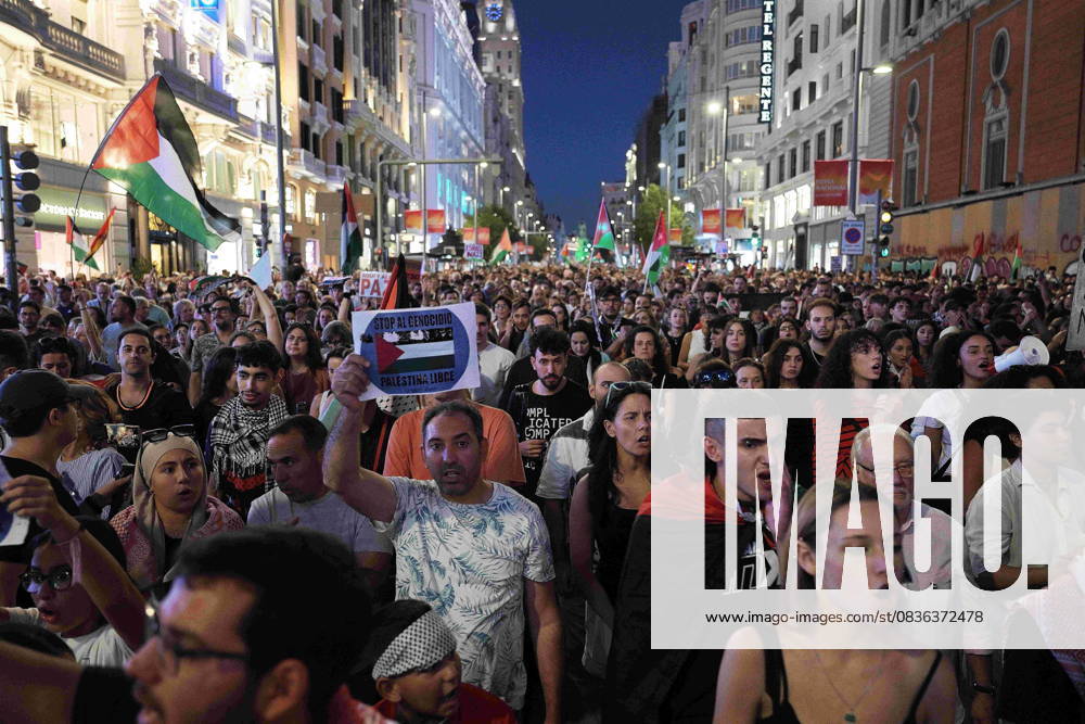 Protesters hold banners and Palestinian banners during a demonstration in solidarity with the Palestinians in the Gaza strip, in Madrid. Madrid Spain - ZUMA- Oc 20251004_zsp_d308_013