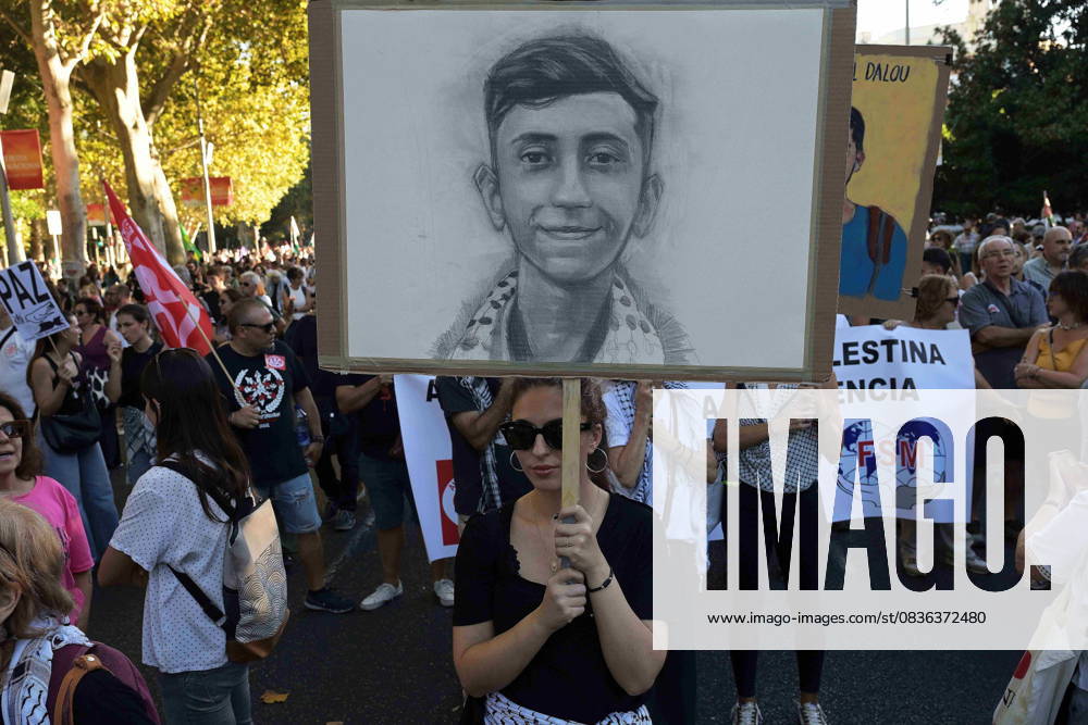 Protesters hold banners and Palestinian banners during a demonstration in solidarity with the Palestinians in the Gaza strip, in Madrid. Madrid Spain - ZUMA- Oc 20251004_zsp_d308_015
