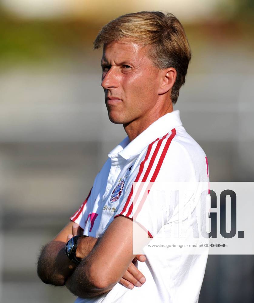 FUSSBALL Regionalliga Süd SAISON 2011 2012 12.08.2011 FC Bayern München II - FC Memmingen Trainer Andries Jonker (FC Bayern II)